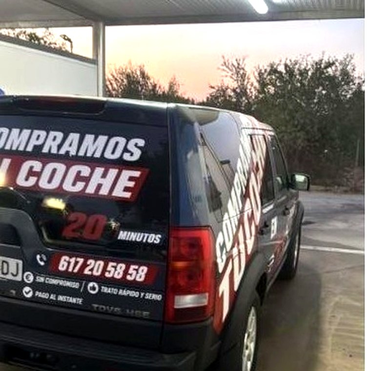 Vehículo rotulado al atardecer